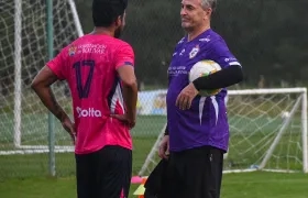 Néstor Craviotto dialoga con el capitán Cristian Marrugo.
