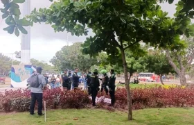 El cuerpo fue hallado en la rotonda de la calle 17, en Barranquilla.