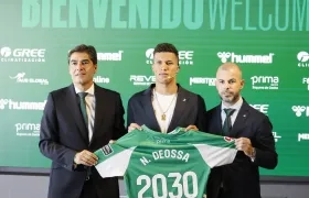 Nelson Deossa acompañado del presidente del Real Betis, Ángel Haro, y el director deportivo, Manu Fajardo.