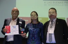 Gerente de Triple A, Ramón Hemer, recibe la distinción por su programa Innova Social.