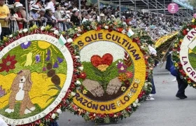 Silleteros participan en el Desfile de Silleteros durante la Feria de las Flores 2025.