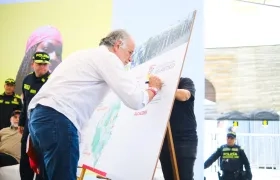 Gobernador Verano durante la firma del convenio con MinInterior.