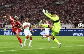 Luis Díaz anticipa al portero Bredlow y marca, de cabeza, el segundo gol del Bayern Múnich.