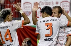 Luis Díaz felicita a Harry Kane, autor del gol de la victoria del Bayern. 