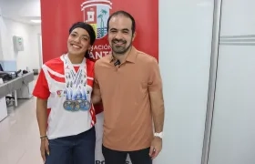 Mariana Pérez en companía de Iván Urquijo, director de Indeportes Atlántico.