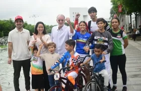 Mariana Pajón, Iván Urquijo y Eduardo Verano con un grupo de participantes en el Gran Fondito 2025.