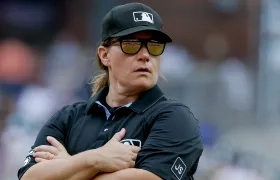 Jen Pawol, la primera árbitra en el béisbol de las Grandes Ligas.