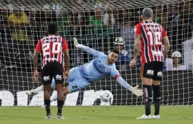 El segundo penalti cobrado de Edwin Cardona, atajado por el portero Rafael. 