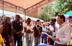 Registrador Nacional durante pedagogía a los jóvenes. 