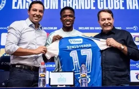 Luis Sinisterra en su presentación como nuevo jugador del Cruzeiro.