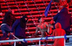 Enfrentamiento en las tribunas entre hinchas de Independiente y Universidad de Chile.
