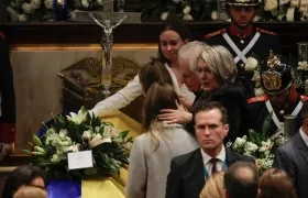 La esposa del fallecido senador y precandidato Miguel Uribe Turbay, Claudia Tarazona, sus hijas y el padre de Miguel, Miguel Uribe, tocan el féretro.