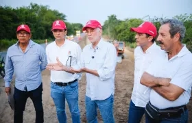 Gobernador Verano durante visita de inspección de obras. 