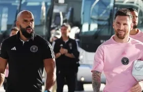 Yassine Cheuko con Lionel Messi. 