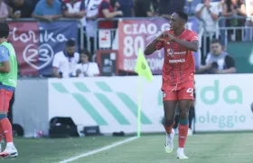 Yerry Mina celebrando su gol con Cagliari.