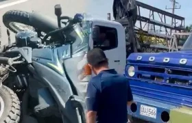 La moto y el camión implicados en el accidente de tránsito. 