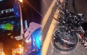Moto chocó contra un bus.