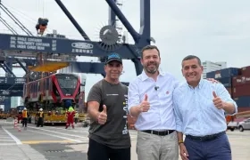 Alejandro Char acompañando al alcalde de Bogotá, Carlos Fernando Galán, quien recibía los vagones del Metro. A la derecha Dumek Turbay, alcalde de Cartagena.