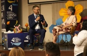 El conferencista Andrea Mazzi y la gestora cultural Carla Celia.