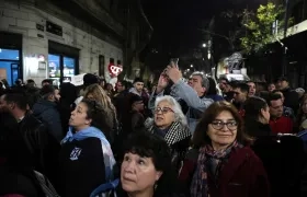 Personas se reúnen a esperar los resultados de las elecciones legislativas de la provincia de Buenos Aires frente a la casa de la expresidenta Cristina Fernández, este domingo, en Buenos Aires.