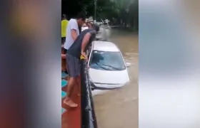 Vehículo arrastrado por el arroyo. 