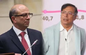 El electo magistrado de la Corte Constitucional, Carlos Camargo, y el Presidente Gustavo Petro.