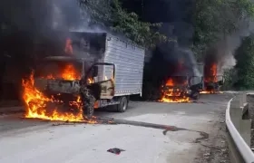 Camiones incinerados.