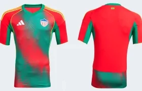 Camiseta visitante de Junior inspirada en los colores de la bandera de Barranquilla.