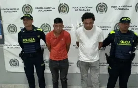 Los capturados junto a las autoridades.