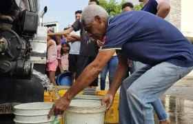 Carrotanques llevando agua a Villa Olímpica en agosto pasado