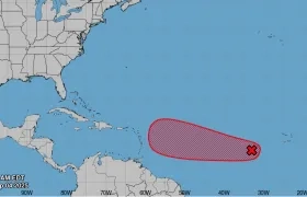 El recorrido, franja roja, que tendrá la onda tropical con posibilidad de ser ciclón. 