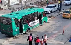 Conductor imprudente quedó "atorado" en separador central de la 72