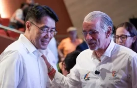 El embajador de China en Colombia, Zhu Jingyang, y el Gobernador Eduardo Verano.