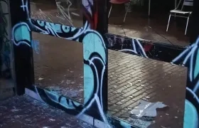 La explosión afectó los ventanales del edificio de Sociología. 