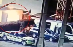 Momento del incendio en la estación de Policía.