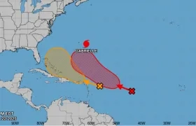 La franja roja señala el posible recorrido del huracán Gabrielle y la franja salmón de otro sistema que podría convertirse en tormenta. 