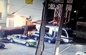 Momento en que se inicia el incendio en la estación de Policía. 