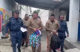 Reclusos en el momento del traslado.