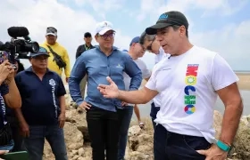 El Alcalde de Barranquilla, Alex Char, inspeccionando el tajamar.
