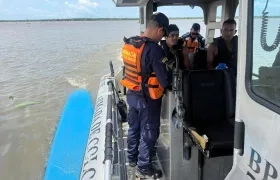 Hombres rescatados en el Río Magdalena