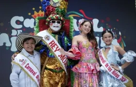 El rey infantil Joshua Ortiz, el rey Momo Adolfo Maury, la reina Michelle Char y la reina infantil Sharon Acosta.