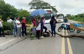 Las madres comunitarias y personal de los CDI protestando en la Vía Oriental. 