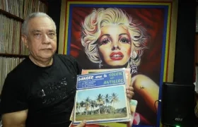 Manuel Henríquez Esmeral. Al fondo, un retrato de Marilyn Monroe, de su creación.
