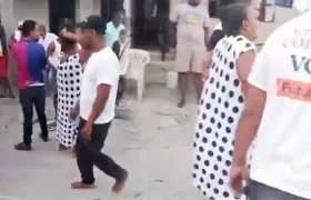 Personas en el lugar de la masacre. 