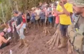 Militares secuestrados por la comunidad.