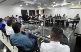 Autoridades durante una reunión para atender la emergencia. 