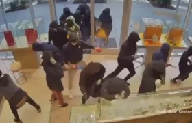 Momento en que los ladrones estaban dentro de la joyería. 