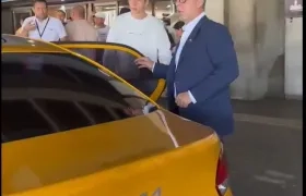 Alfredo Saade tomando un taxi en Medellín.