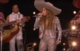 Shakira con el mariachi Gamamil.