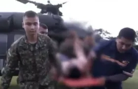 Momento en que los soldados son auxiliados y trasladados a un centro asistencial. 